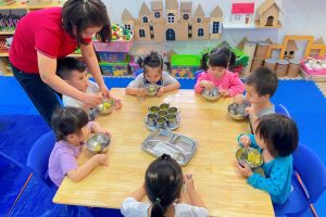 Hoạt động tổ chức bữa ăn 1 ngày cho trẻ tại lớp 3 tuổi C3 trường mầm non Song Phượng: