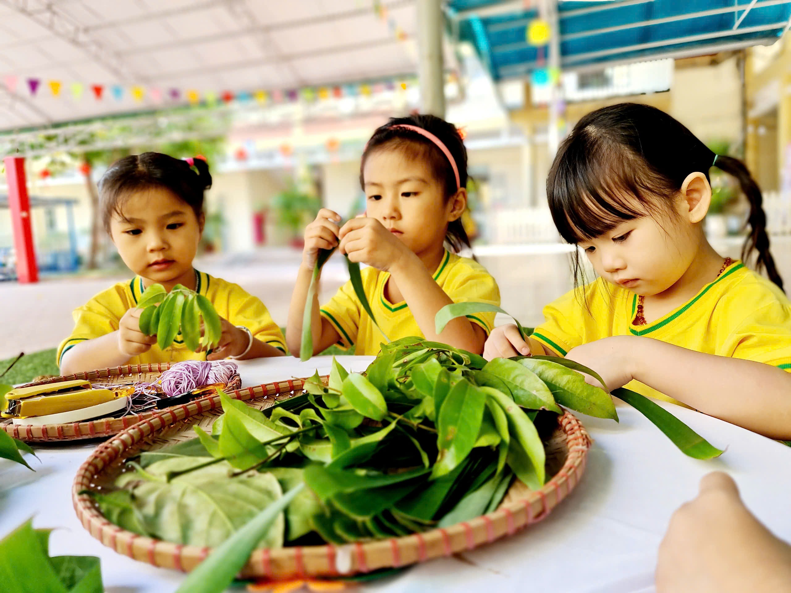 Hoạt động trải nghiệm “Làm các con vật từ lá cây” của các bạn nhỏ lớp 4 tuổi B1